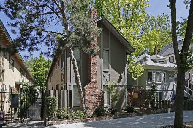 2323 N St in Sacramento, CA - Foto de edificio - Building Photo
