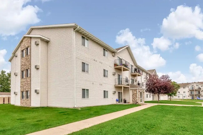 Wheatland Place Apartments in Fargo, ND - Foto de edificio - Building Photo