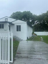 711 NW 55th St-Unit -1 in Miami, FL - Foto de edificio - Building Photo