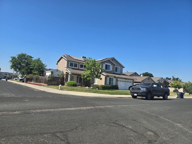 871 W Millbrook St in Hanford, CA - Building Photo - Building Photo