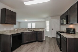 212 Fallow Deer Dr in Huntsville, TX - Building Photo - Building Photo