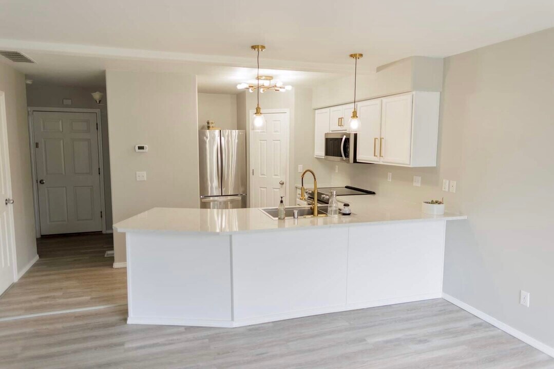 6475 Whispering Loop, Unit B in Anchorage, AK - Foto de edificio