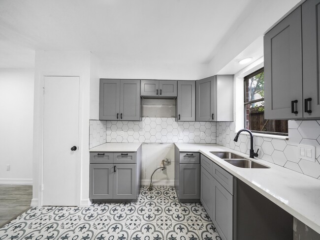 property at 1610 Crestdale Dr