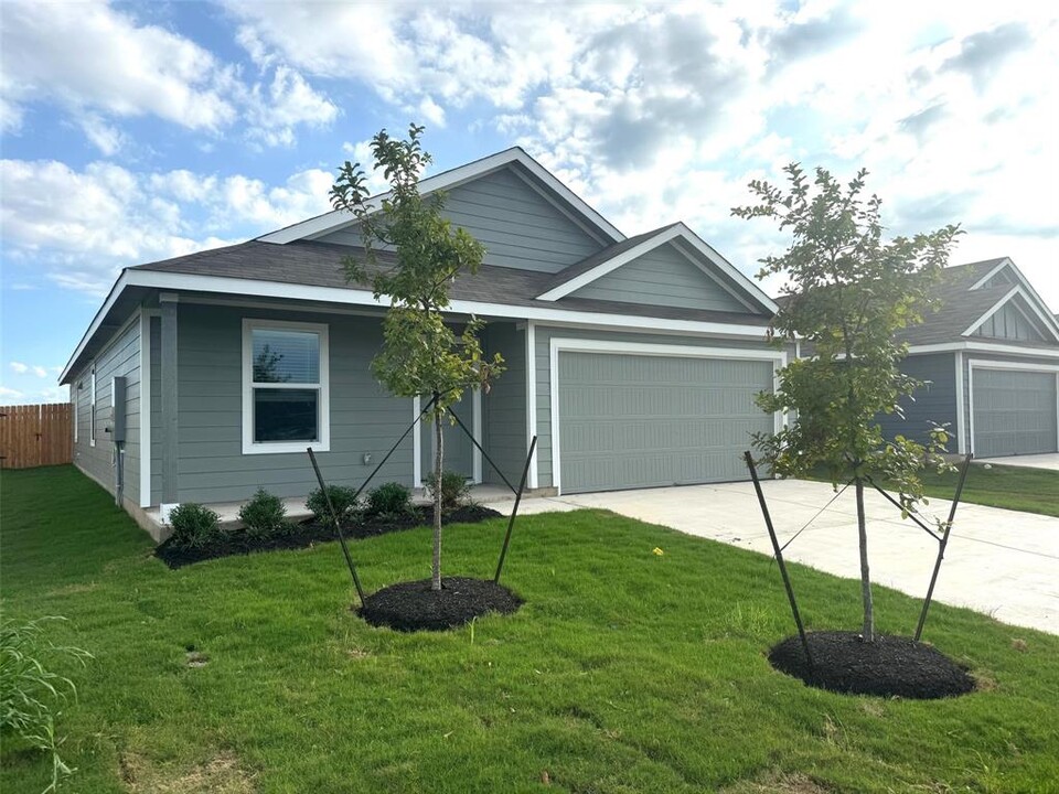 630 Clear Sky Dr in Lockhart, TX - Foto de edificio