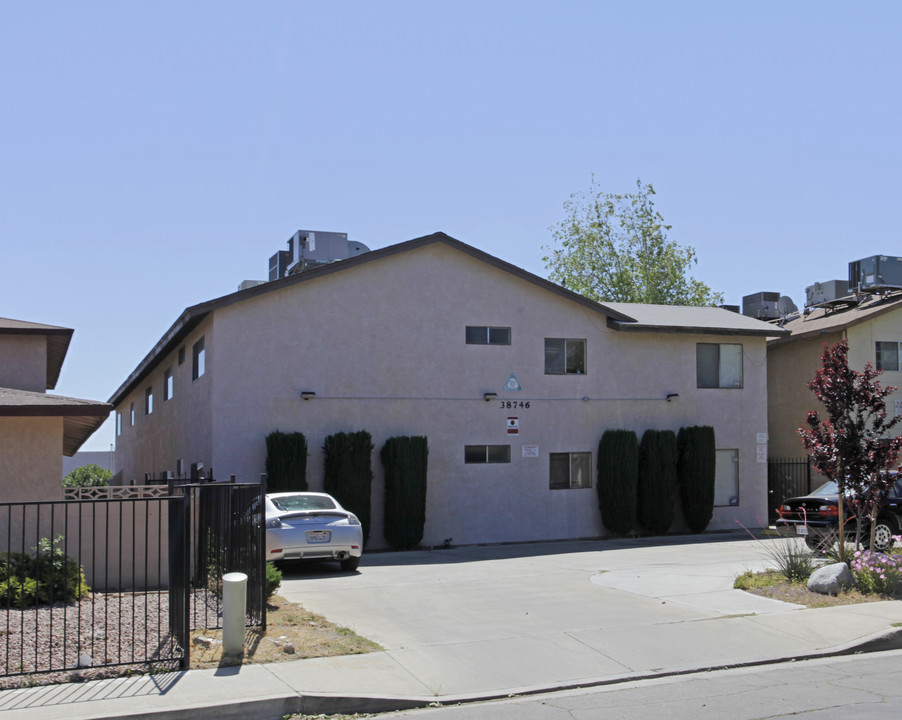 38746 5th St E in Palmdale, CA - Building Photo