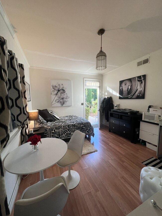 532 S Irving Blvd, Unit Garden Cottage