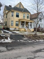 110 Clinton Pl in Utica, NY - Building Photo