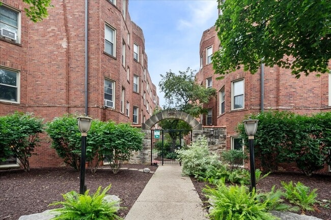 property at 4128.5 N Kedvale Ave