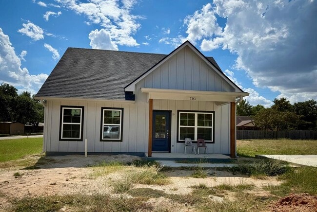 701 W 26th St in Cameron, TX - Building Photo - Building Photo