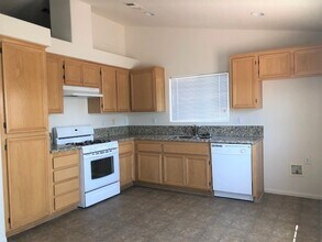 8636 Great Cir Dr in California City, CA - Building Photo - Building Photo