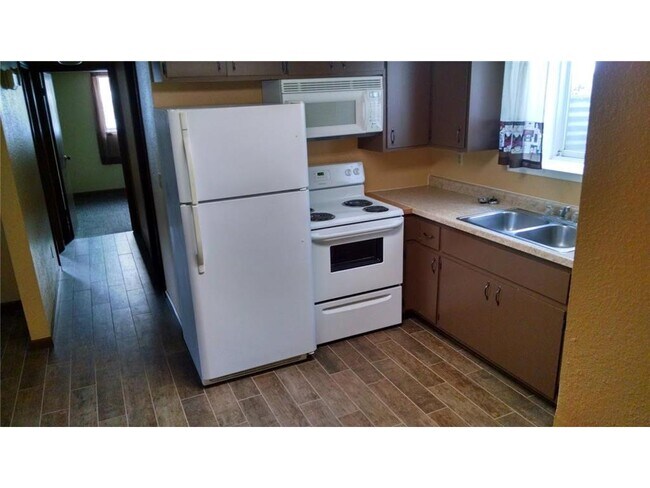 605 Pleasant Ave in Marshall, MN - Building Photo - Building Photo