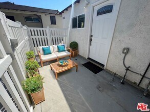 3901 S Orange Dr in Los Angeles, CA - Building Photo - Building Photo