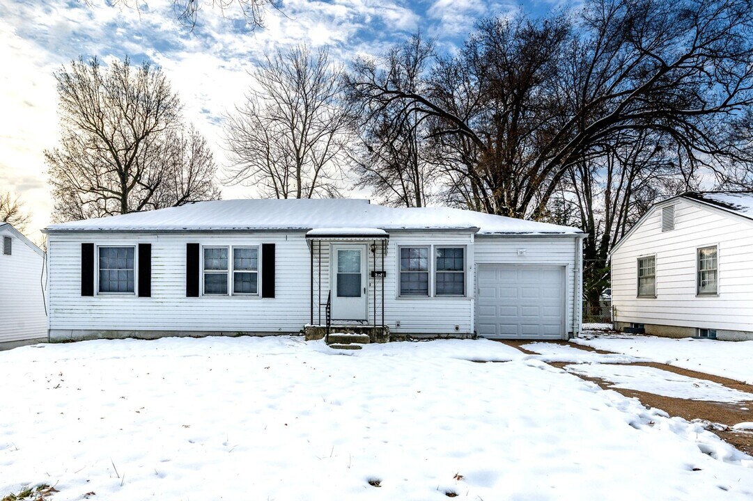 1426 Akron Dr in St. Louis, MO - Building Photo