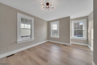 35 Portland Pl in Montclair, NJ - Building Photo - Building Photo