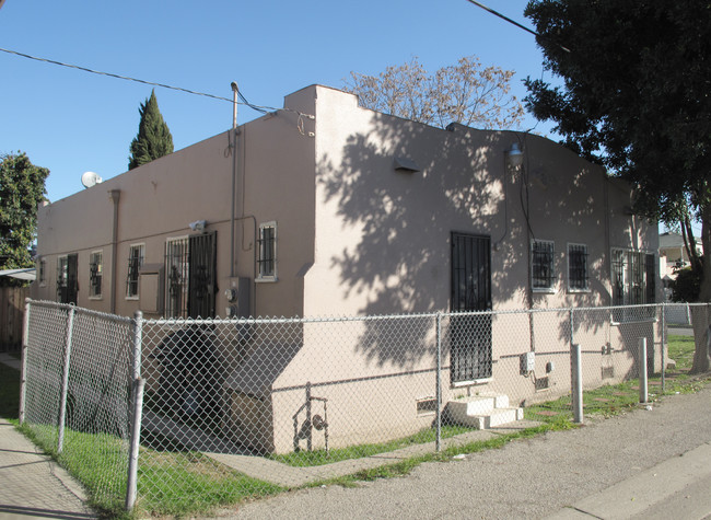 411 N Spring Ave in Compton, CA - Foto de edificio - Building Photo