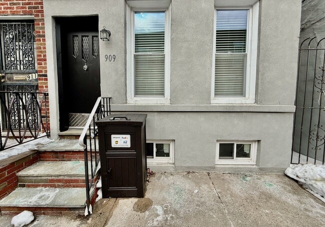 909 Tree St in Philadelphia, PA - Building Photo - Building Photo