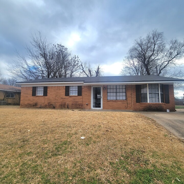 1426 Teekell St in Bossier City, LA - Foto de edificio