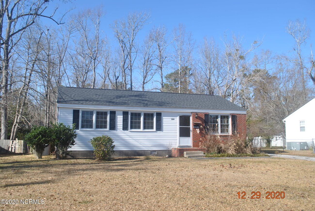 305 Seminole Trail in Jacksonville, NC - Building Photo - Building Photo