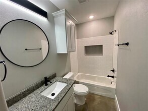 114 W Walker St in Denison, TX - Building Photo - Building Photo