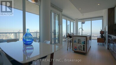 488 University Ave in Toronto, ON - Building Photo - Building Photo