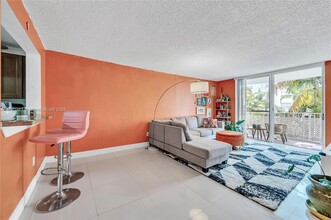 488 NW 165th St in Miami, FL - Building Photo - Building Photo
