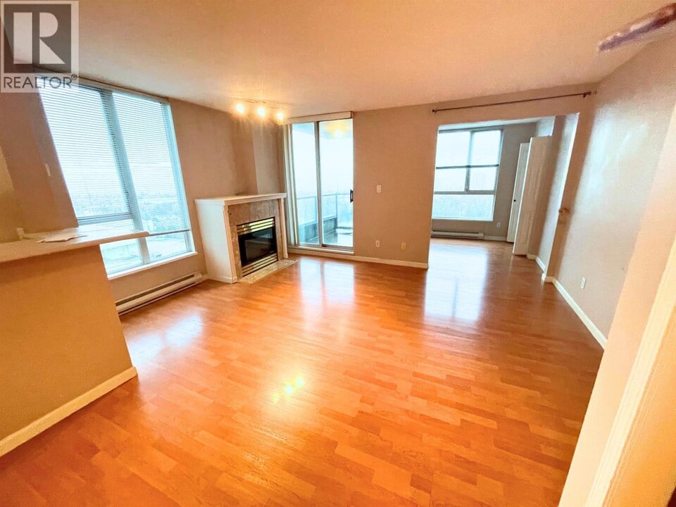 7077 Beresford St. in Burnaby, BC - Building Photo