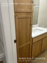 10105 Courtney Oaks Cir in Tampa, FL - Building Photo - Building Photo