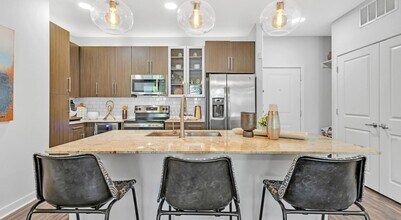 2627 Live Oak St, Unit 1376 in Dallas, TX - Building Photo - Building Photo