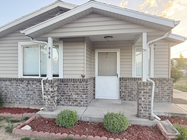 property at 966 Glendale St W