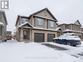 9573 Tallgrass Ave in Niagara Falls, ON - Building Photo