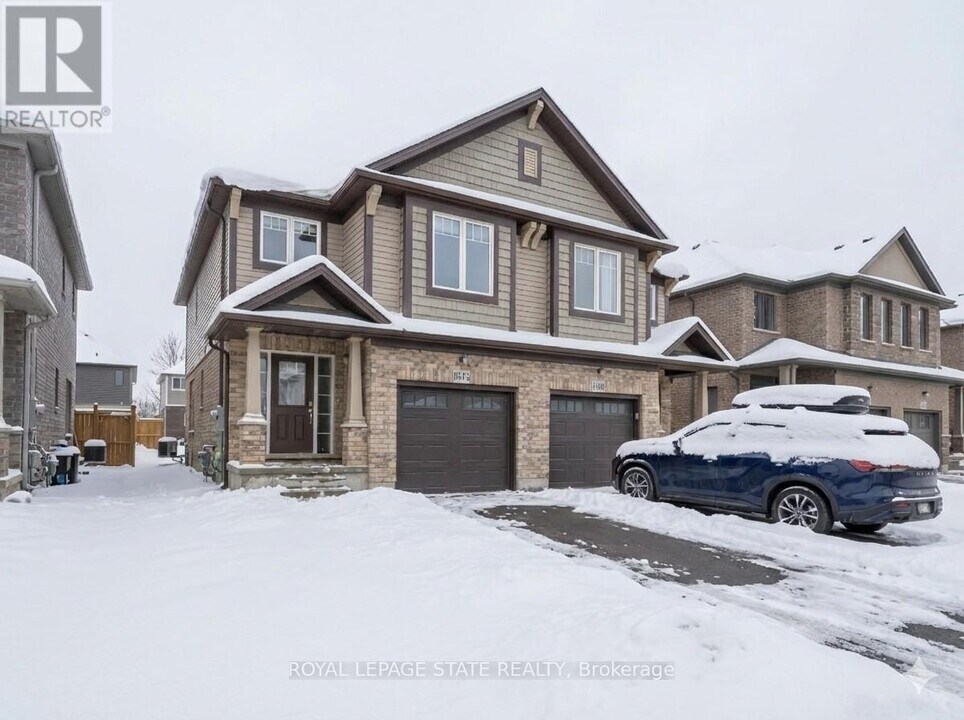 9573 Tallgrass Ave in Niagara Falls, ON - Building Photo