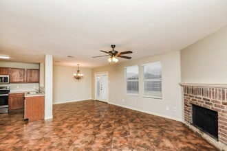 517 Creekbend St in Crowley, TX - Foto de edificio - Building Photo