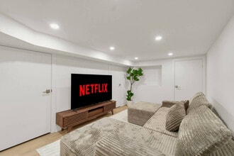 24 Denison Square, Unit SI ID1403813P in Toronto, ON - Building Photo - Building Photo