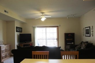 2664 Triple Crown Ln, Unit 8 in Iowa City, IA - Foto de edificio - Building Photo