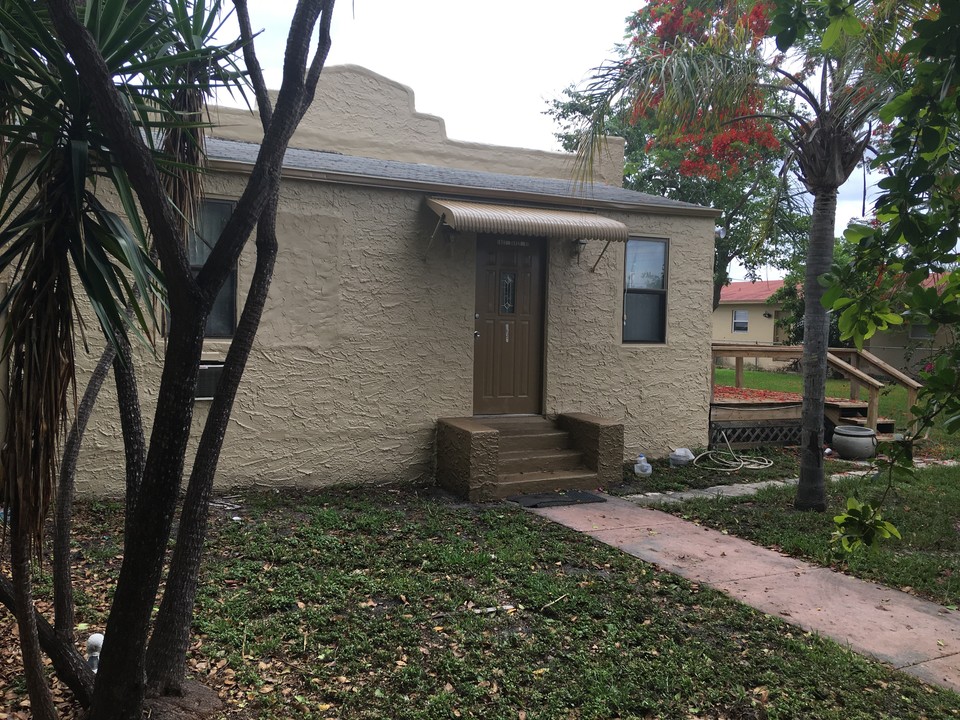 1823 Dewey St in Hollywood, FL - Building Photo