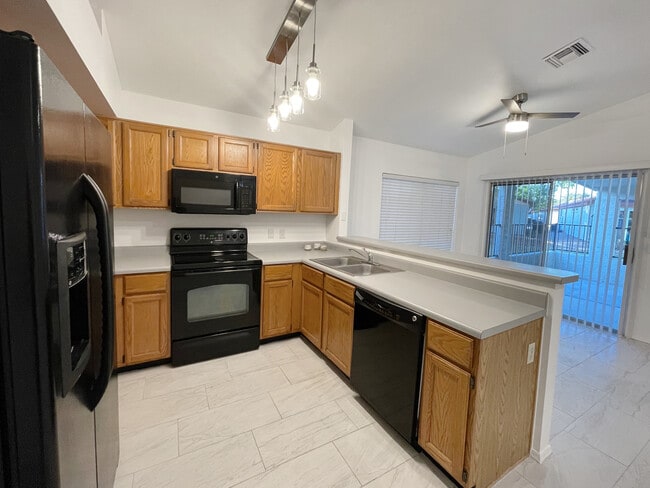 1120 N Val Vista Dr in Gilbert, AZ - Foto de edificio - Building Photo