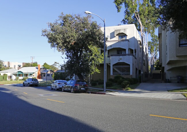 657 W California Ave in Glendale, CA - Foto de edificio - Building Photo