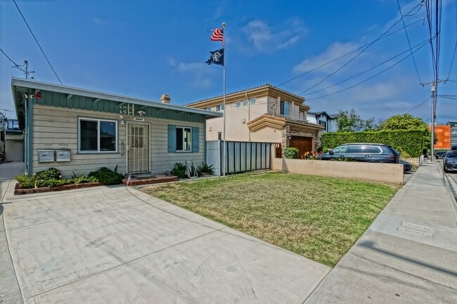 1534 Mathews Ave in Manhattan Beach, CA - Building Photo - Building Photo