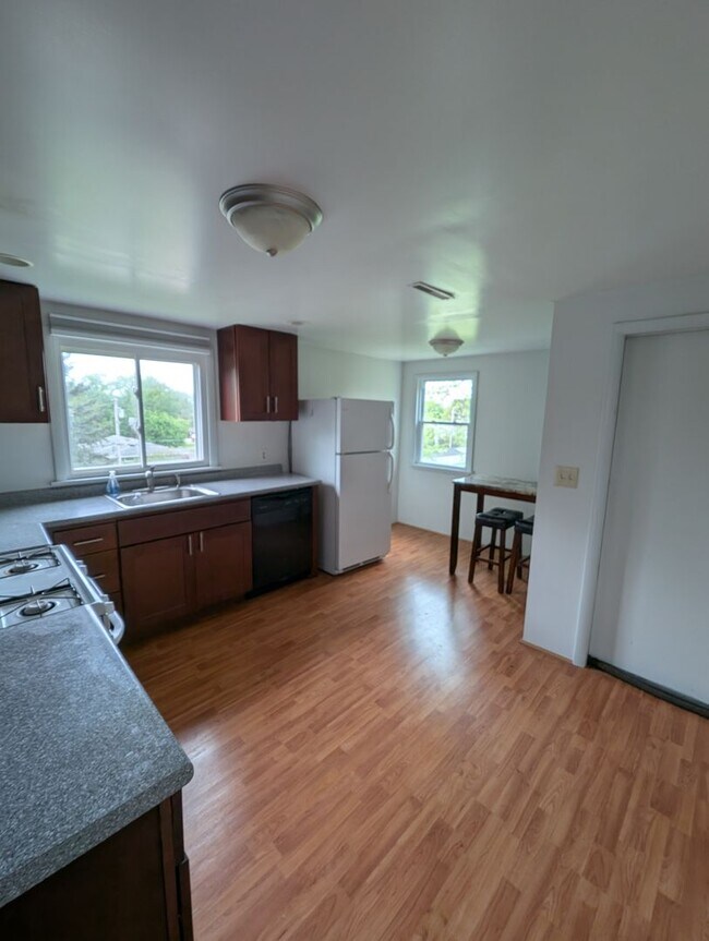 105 Kirkpatrick St in East Syracuse, NY - Building Photo - Building Photo