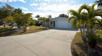 1313 Mango Ave in Venice, FL - Building Photo