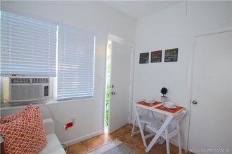1455 Michigan Ave-Unit -7 in Miami Beach, FL - Foto de edificio - Building Photo