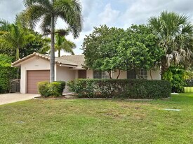 10207 NW 82nd St in Tamarac, FL - Building Photo