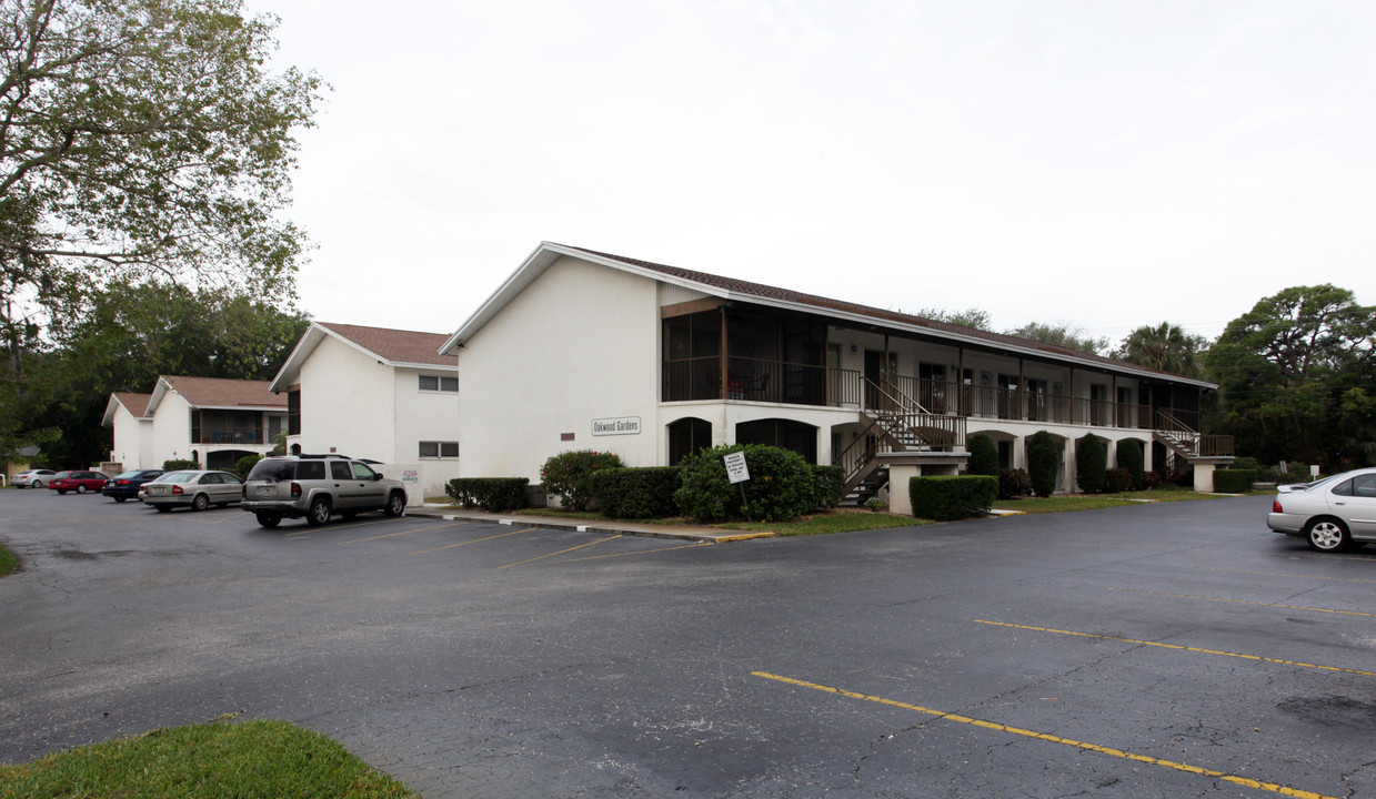 Oakwood Gardens in Sarasota, FL - Building Photo