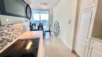 16400 Collins Ave in Sunny Isles Beach, FL - Foto de edificio - Building Photo