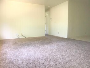 2061 Rosamond Ave-Unit -1 in Shasta Lake, CA - Foto de edificio - Building Photo