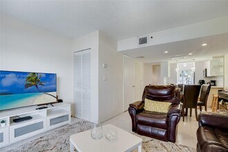 221 Riviera Cir in Weston, FL - Building Photo - Building Photo
