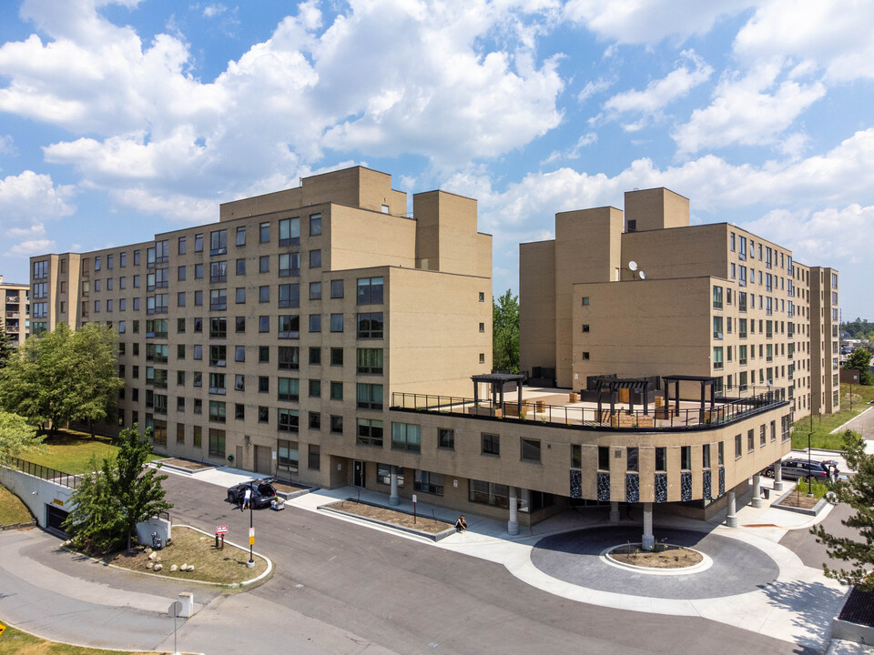 Mackenzie Square in Richmond Hill, ON - Building Photo