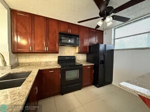 110 Lake Emerald Dr in Oakland Park, FL - Building Photo - Building Photo