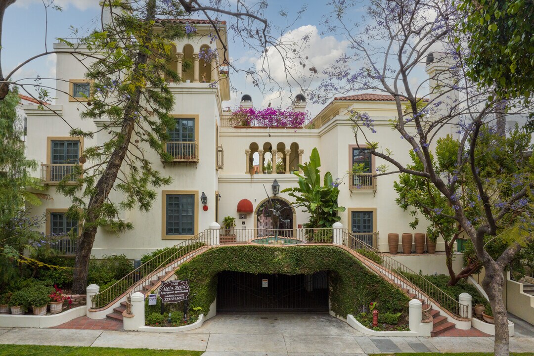 ISO - Isola Bella Townhomes in West Hollywood, CA - Foto de edificio