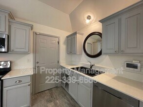 957 Sedona Pines Dr in Baton Rouge, LA - Foto de edificio - Building Photo